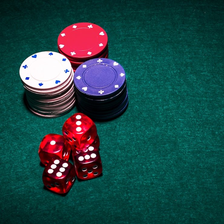 Meja Baccarat live dealer di studio slot bet dengan kartu fisik dan dealer profesional